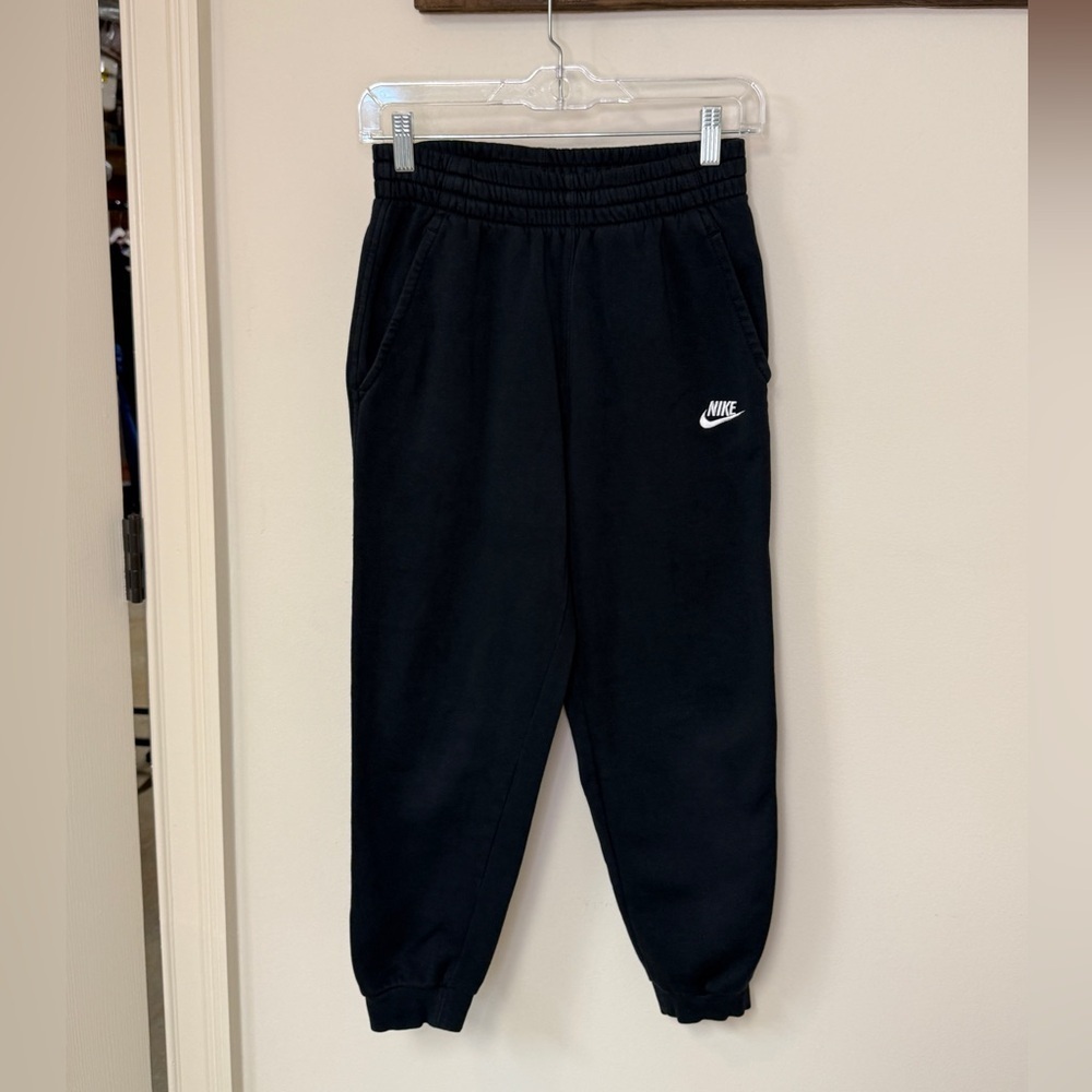 Nike: All Kids Fit Sportswear Club Fleece Joggers in Black & White, Size L